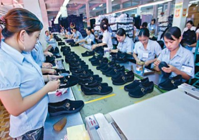 Tiền lương không đủ sống và hệ lụy - Nghiên cứu một số doanh nghiệp may xuất khẩu ở Việt Nam